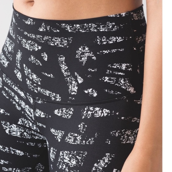 Lululemon Full-On Luxtreme Wunder Under
Legging, Hi-Rise, Graf Black White, Sz 6 - Picture 2 of 14